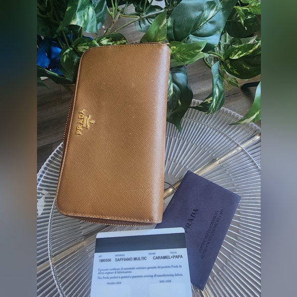Authentic Prada Saffiano zippy wallet - Picture 5 of 12